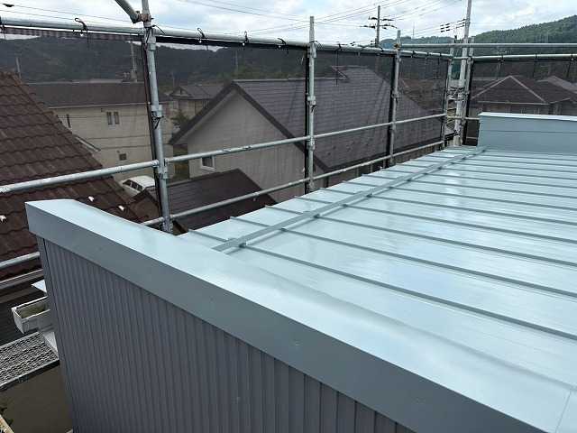名取市の屋根塗装で施工後の仕上がりを確認、金属屋根と立ち上がり部まで均一に整った美しい状態